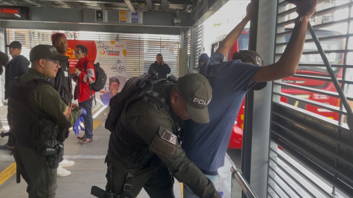 Megatoma nocturna en la troncal Caracas dejó varios capturados en flagrancia y recuperación de celulares y patinetas hurtadas Varios policías requisando a unas personas
