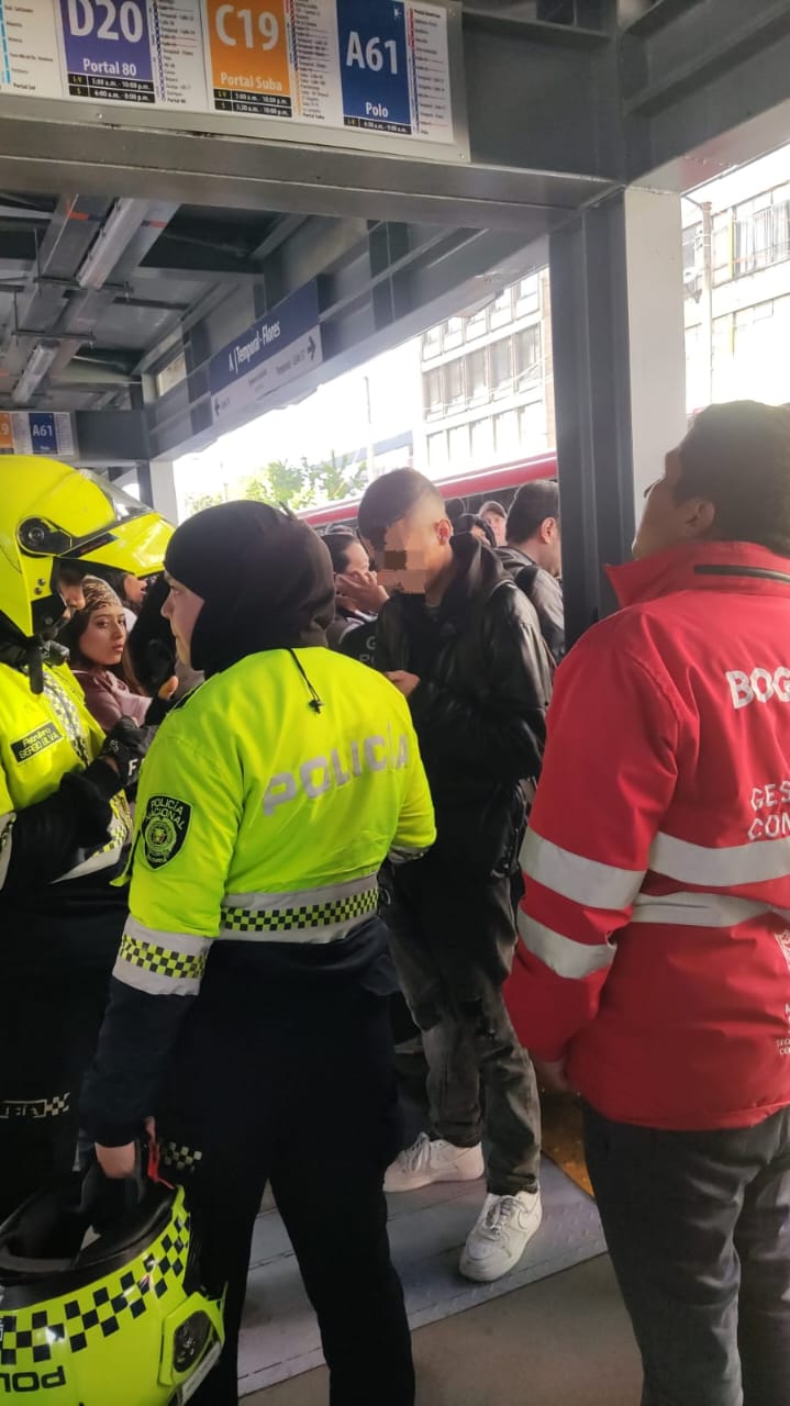 Megatoma nocturna en la troncal Caracas dejó varios capturados en flagrancia y recuperación de celulares y patinetas hurtadas Policía y gestores del orden en una estación de transmilenio