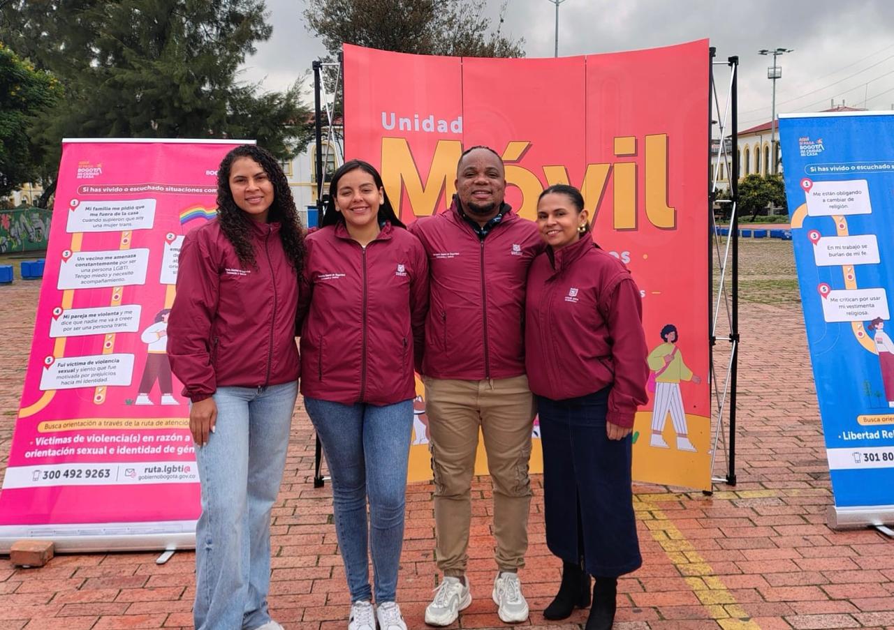 Funcionarios de la unidad móvil