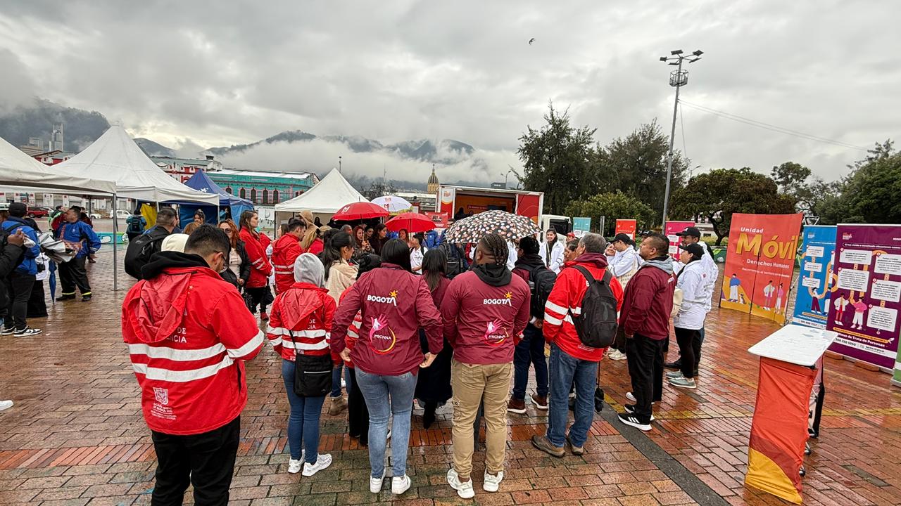 Varios Funcionarios de la unidad móvil