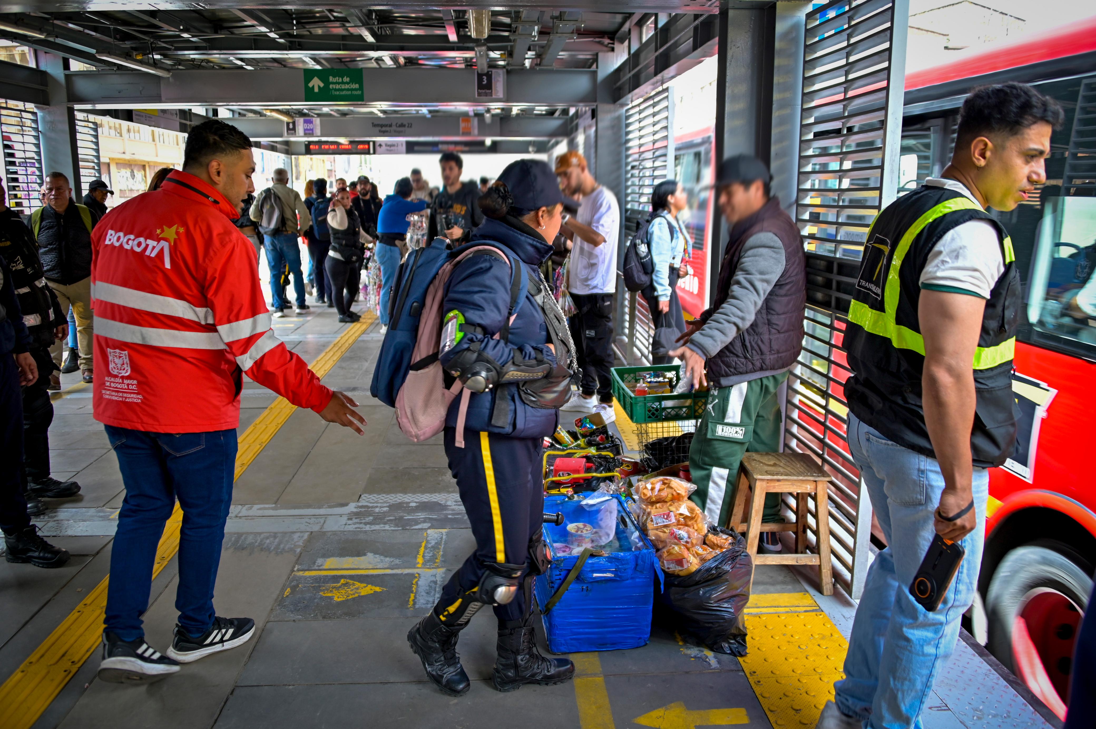 Refuerzan controles a vendedores informales en la Troncal Caracas de TransMilenio Varias personas en una estación de transmilenio