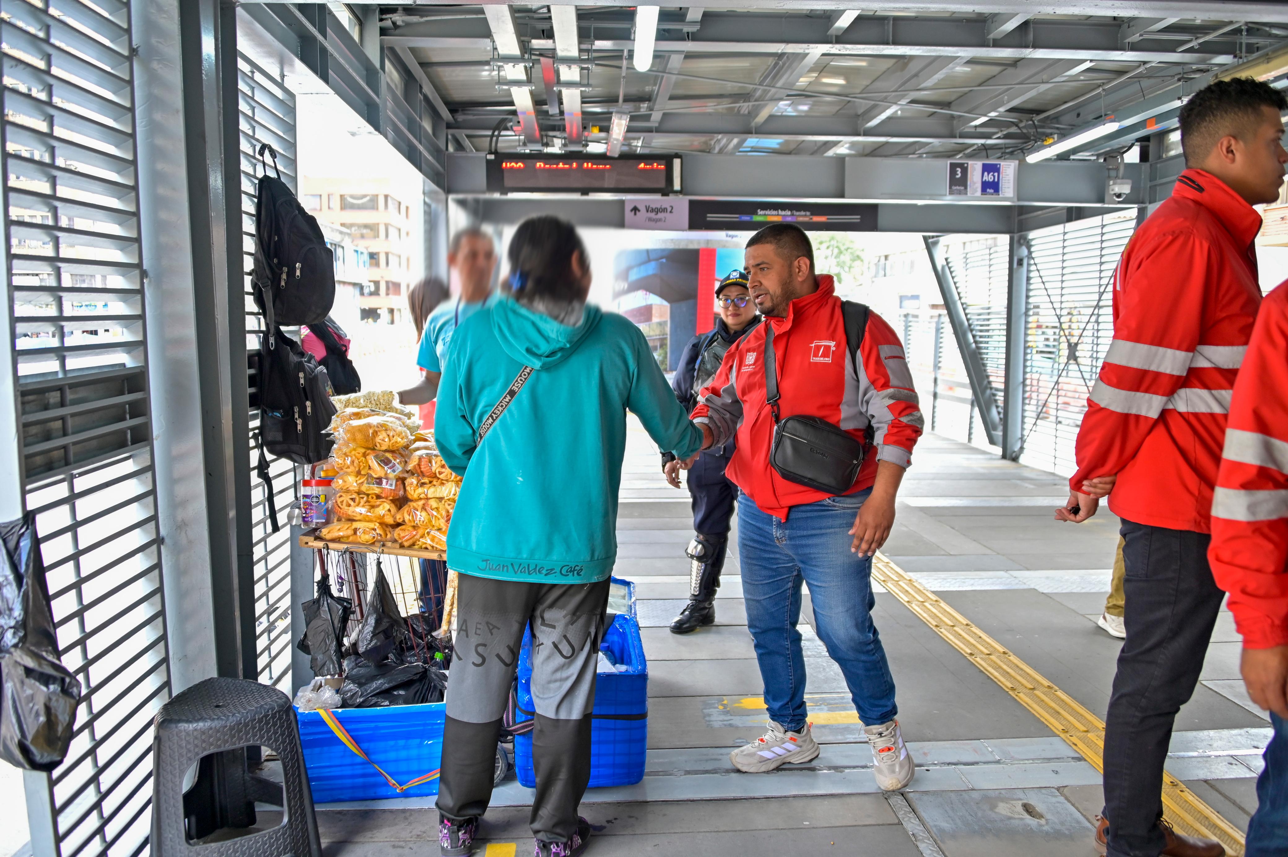 Refuerzan controles a vendedores informales en la Troncal Caracas de TransMilenio Varias personas en una estación de transmilenio