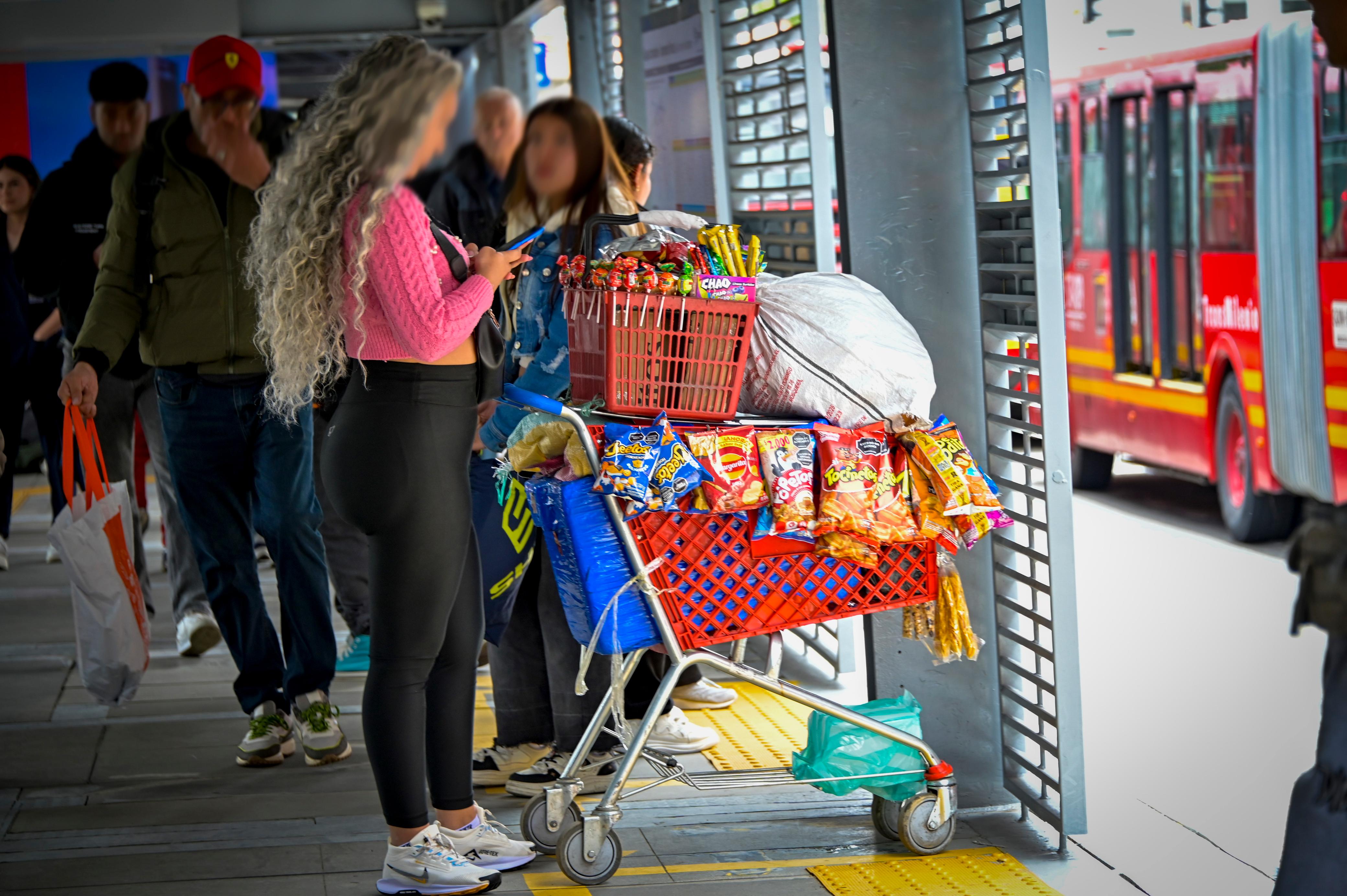 Refuerzan controles a vendedores informales en la Troncal Caracas de TransMilenio Varias personas en una estación de transmilenio