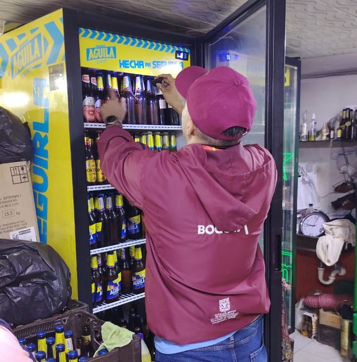Botellas de whisky adulterado y cervezas vencidas fueron incautadas en megatoma en Bosa Botellas de whisky adulterado y cervezas vencidas fueron incautadas en megatoma en Bosa