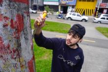 Hombre limpiando un poste 