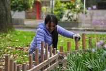 Mujer arreglando un jardín