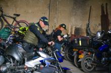 Policías revisando varias motos