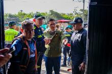 Varias personas entrando a un establecimiento