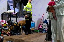 Policía junto a una mujer con un bebé