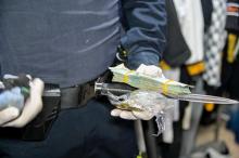 Policía con dinero y cuchillos