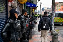 Varios policías en la calle