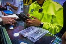 Policía revisando un celular