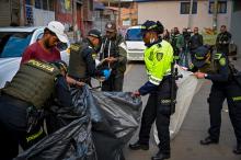Policías revisando motocicletas