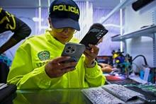 Policía revisando un celular