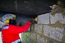 Un hombre cerrando un hueco de un puente