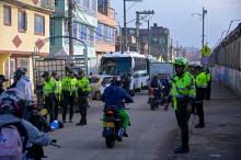Policías caminando por la calle
