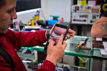 Hombre revisando un celular