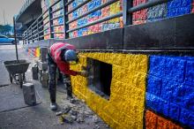 Hombre sellando un hueco de un puente