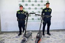 Dos policías con dos patinetas eléctricas hurtadas