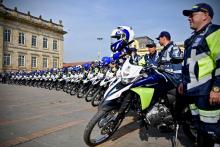 Varios agentes de tránsito junto a varias motocicletas