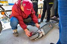 Hombre revisando patinetas eléctricas hurtadas