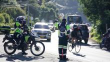 Policías cuidando la ruta de los ciclistas