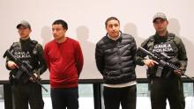 Dos hombres capturados junto a dos policías