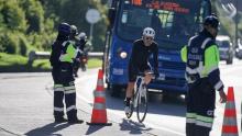 Policías cuidando la ruta de los ciclistas