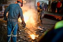 Hombres con armas próximas a destruir en el piso