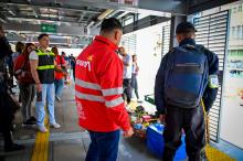 Varias personas en una estación de transmilenio