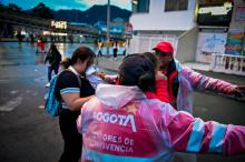 Varias personas protestando en la calle