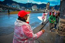 Varias personas protestando en la calle