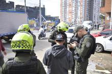 Varios policías y hombres en la calle