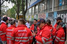 Varios gestores de convivencia en una calle