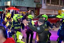 Varios policías en una calle