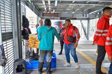 Varias personas en una estación de transmilenio