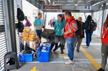 Varias personas en una estación de transmilenio