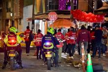 Varios policías en una calle
