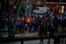 Varias personas protestando en la calle