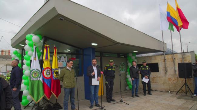 Secretario de seguridad, alcalde de Bogotá reinaugurando centro de atención inmediata CAI 