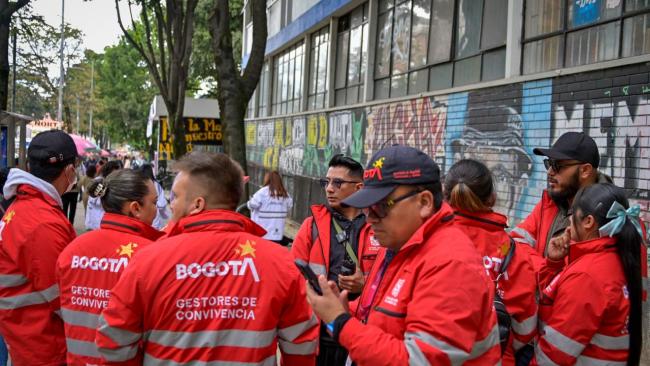 Varios gestores de convivencia en una calle
