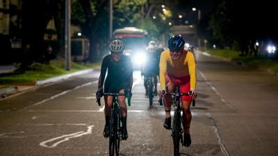 Hombre y mujer montando bicicleta