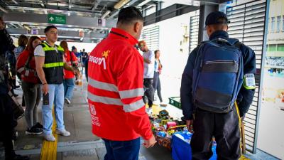 Varias personas en una estación de transmilenio