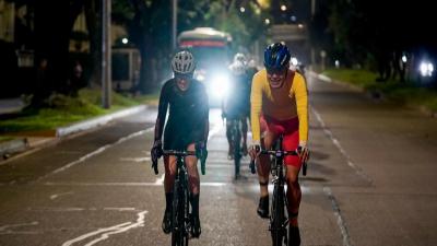 Dos personas montando bici