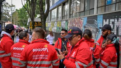 Varios gestores de convivencia en una calle